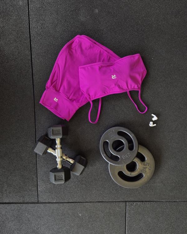 Conjunto de short na cor magenta, visto de cima